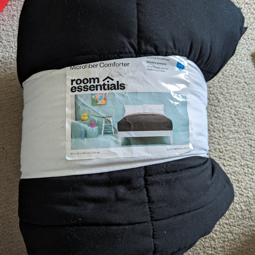 Room Essentials King Size Microfiber Comforter Black/Grey